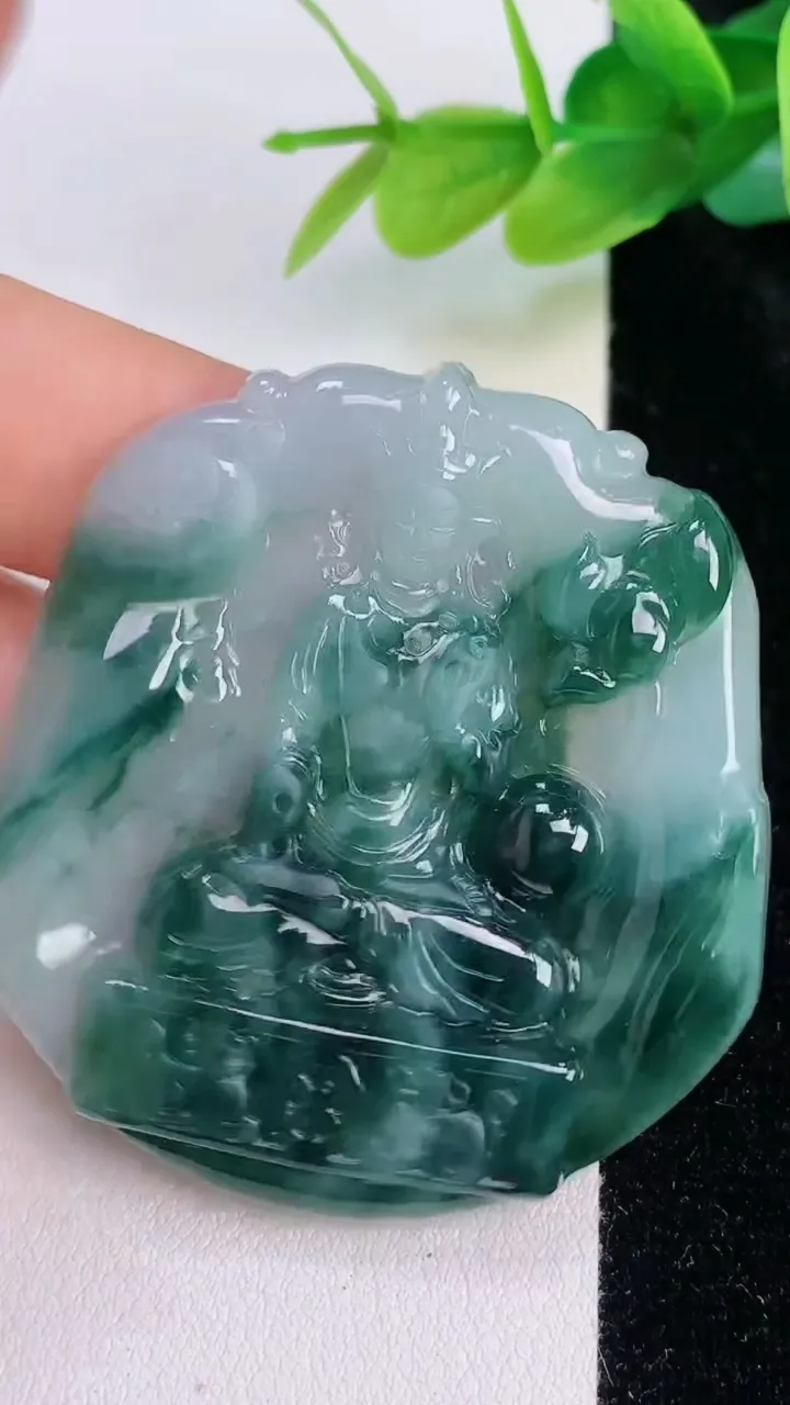天然A货翡翠飘花观音菩萨吊坠，尺寸50-47.3-5.7，重量:25.67g
7月19日