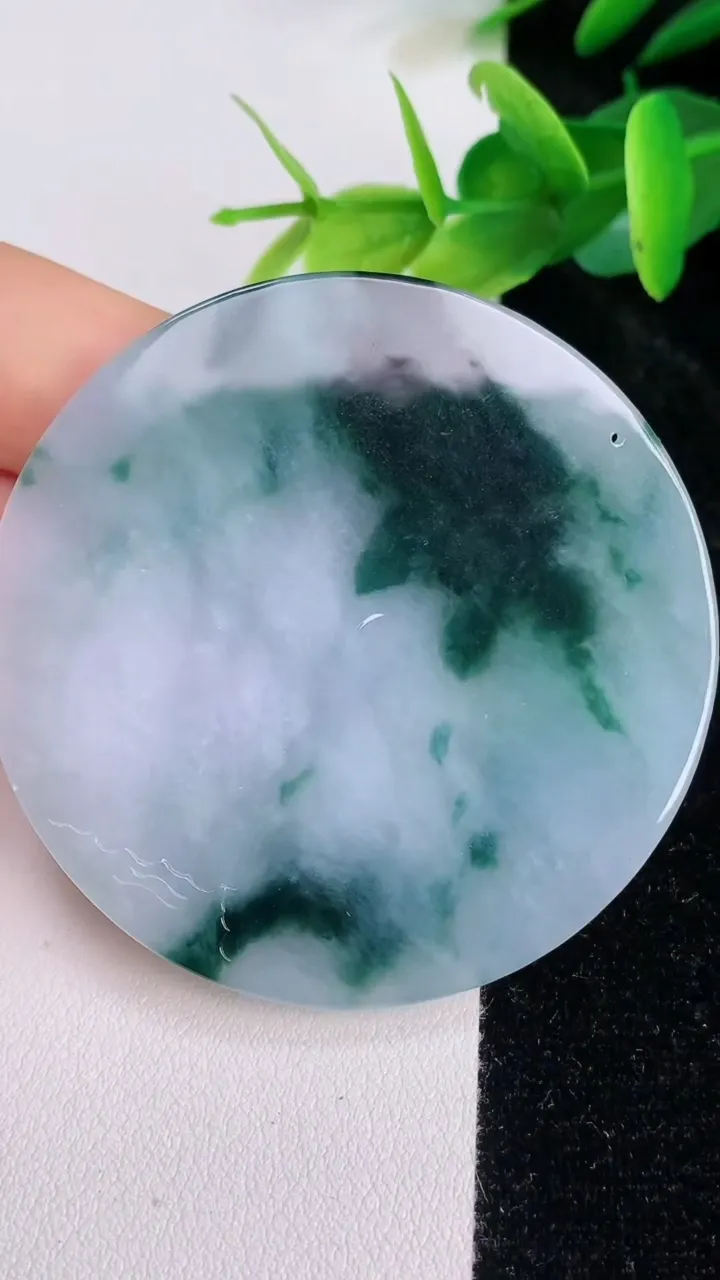 天然A货翡翠牌吊坠，尺寸47.2-15.7，重量:38.65g
7月19日