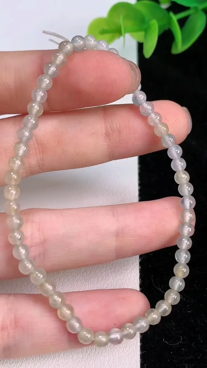 天然A货翡翠白冰小米珠手串53颗，尺寸3.8，重:4.66g7月19日
工厂直销收藏佳品,种好水足，色泽均匀，有种有色，上手高大气！