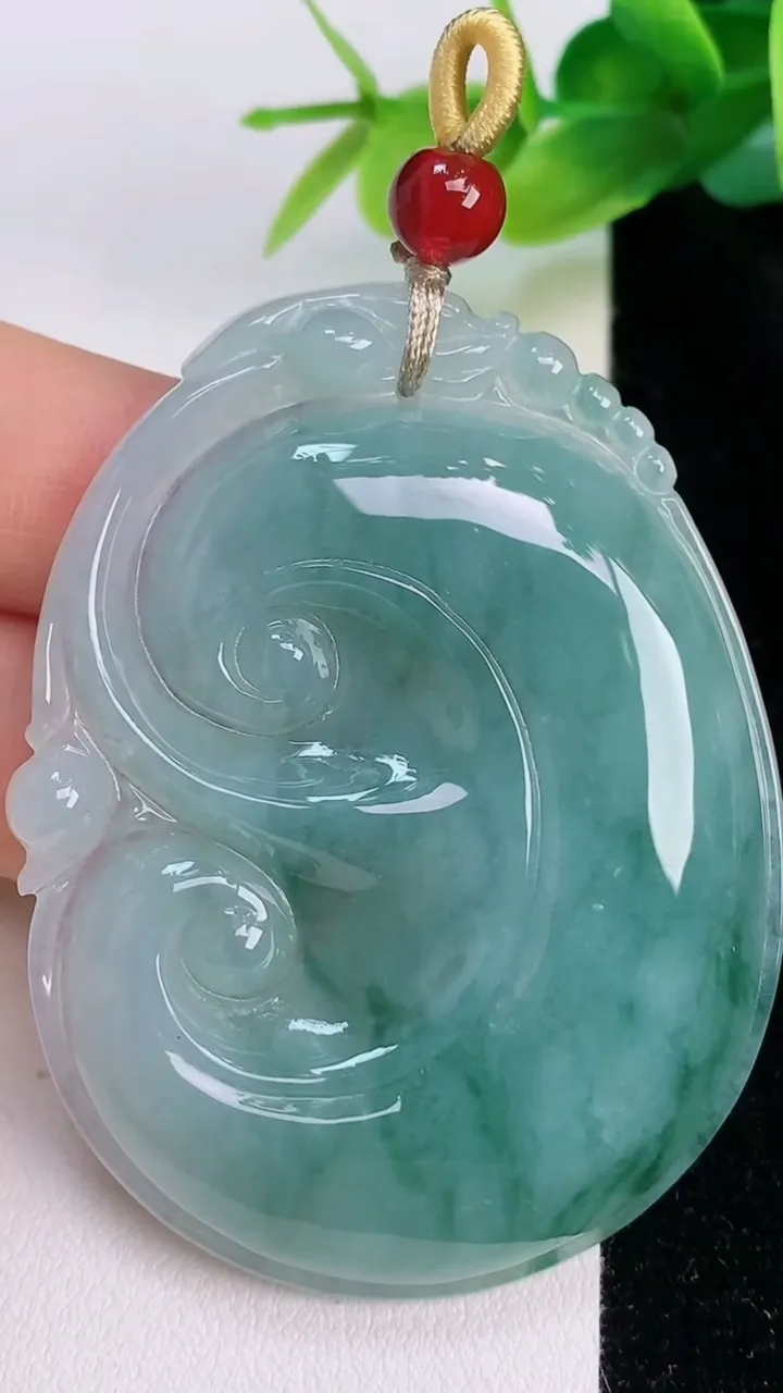 天然A货翡翠飘花如意吊坠，尺寸55-41.8-5.3，重量:26.02g
7月19日