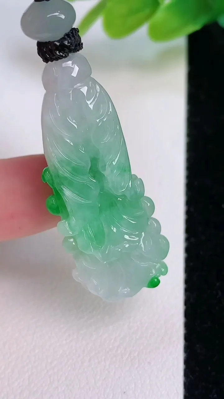 天然A货翡翠白菜吊坠，尺寸39.3-15.2-8.3，重量:11.51g
7月19日