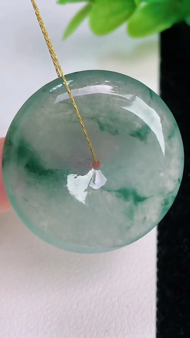 天然A货翡翠冰种飘花平安扣吊坠，尺寸32-5.4，重量:11.79g
7月19日