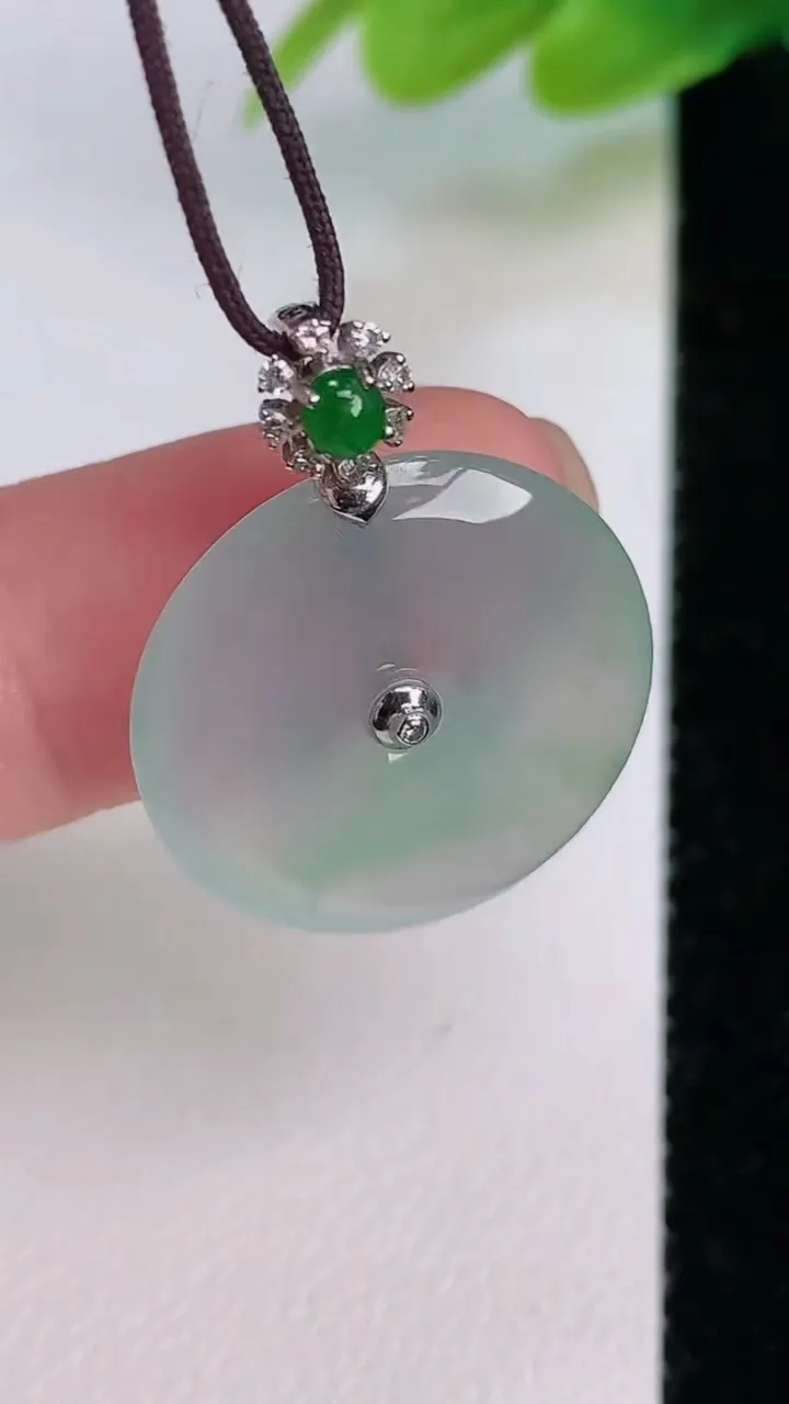 天然A货翡翠平安扣吊坠，尺寸20.4-3.4，重量:3.50g
7月19日