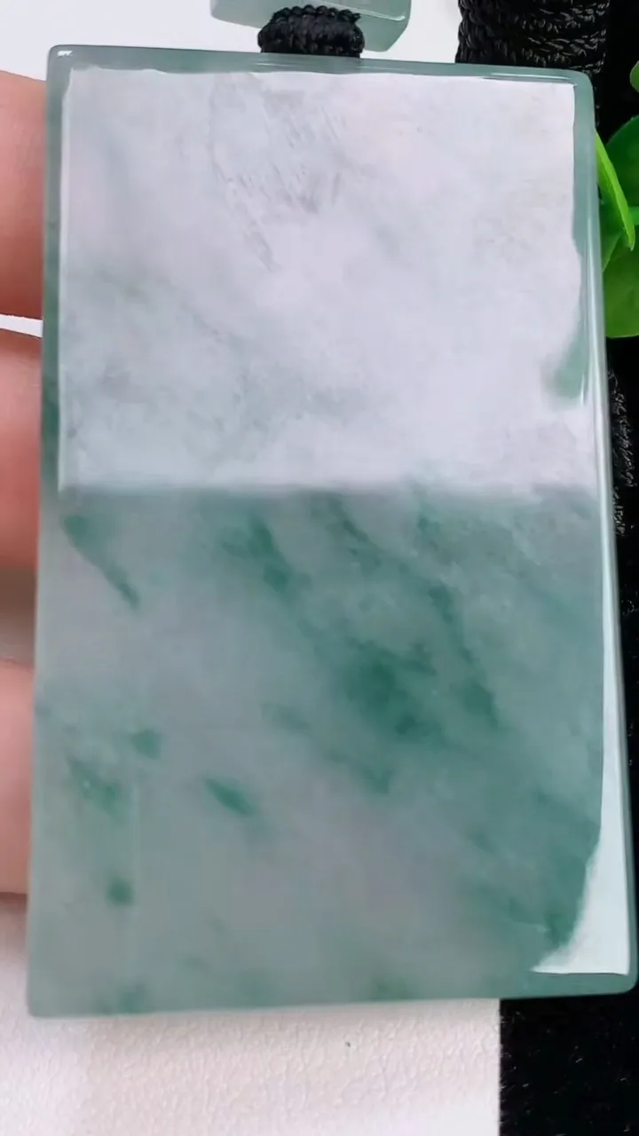 天然A货翡翠飘花无事牌吊坠，尺寸61.7-38.6-4.7，重量:40.90g
7月19日