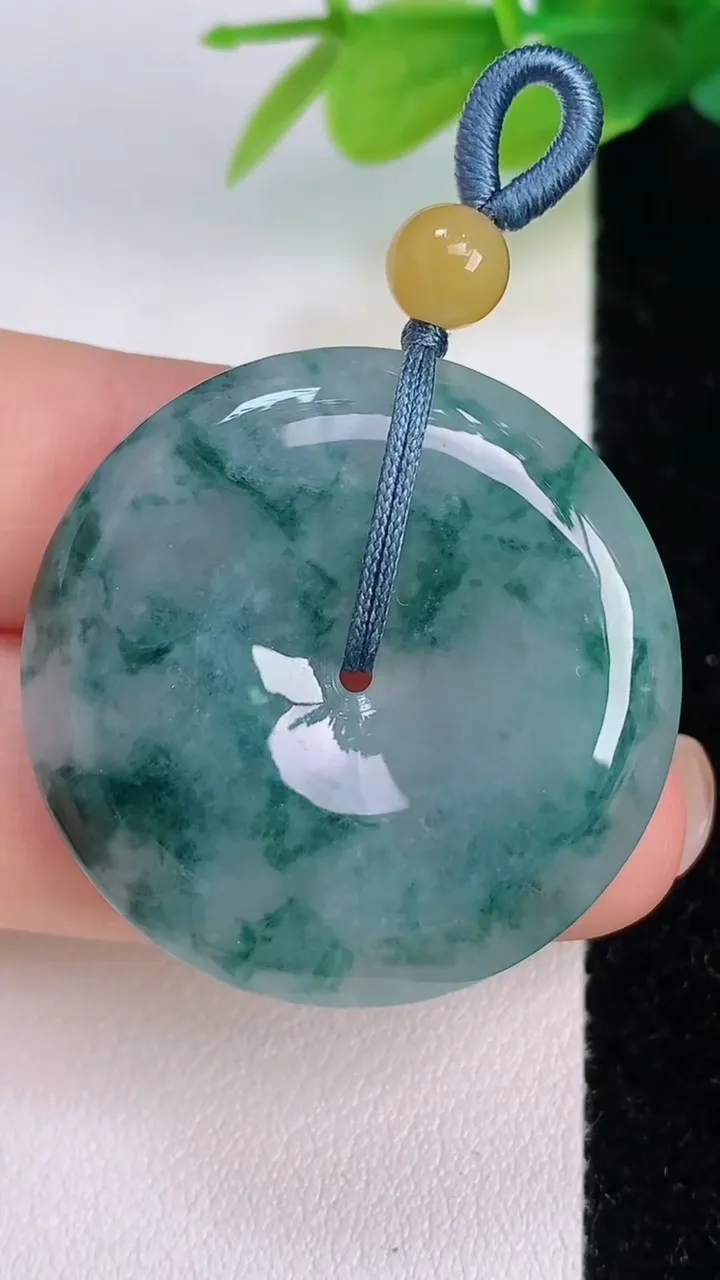 天然A货翡翠飘花平安扣吊坠，尺寸32.4-5.7，重量:12.84g
7月19日