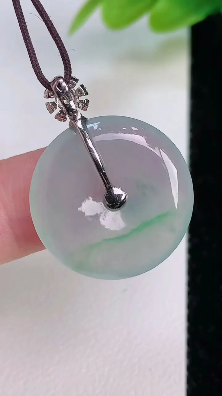 天然A货翡翠平安扣吊坠，尺寸20.4-3.4，重量:3.50g
7月19日