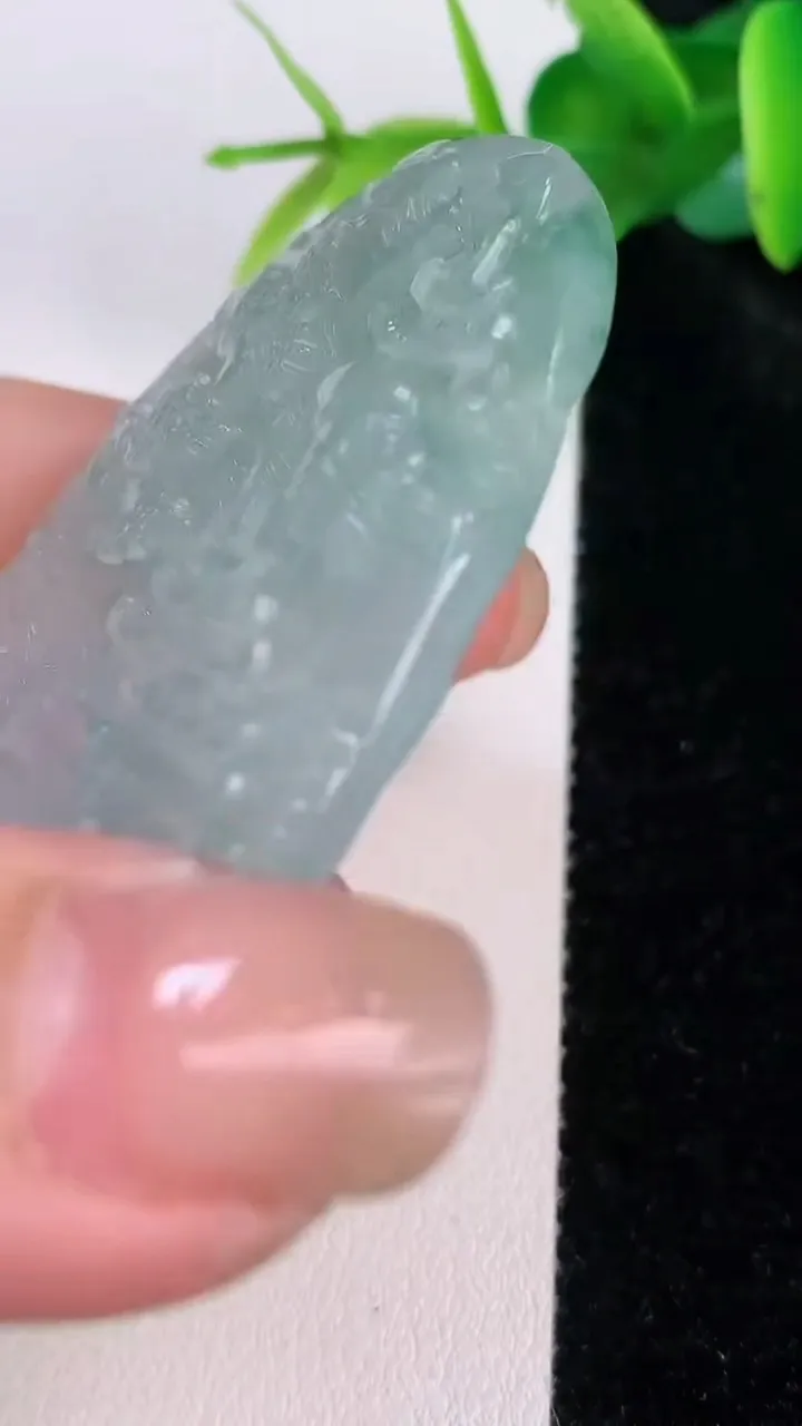 天然A货翡翠山水牌吊坠，尺寸66.2-40-5.4，重量:27.36g
7月19日