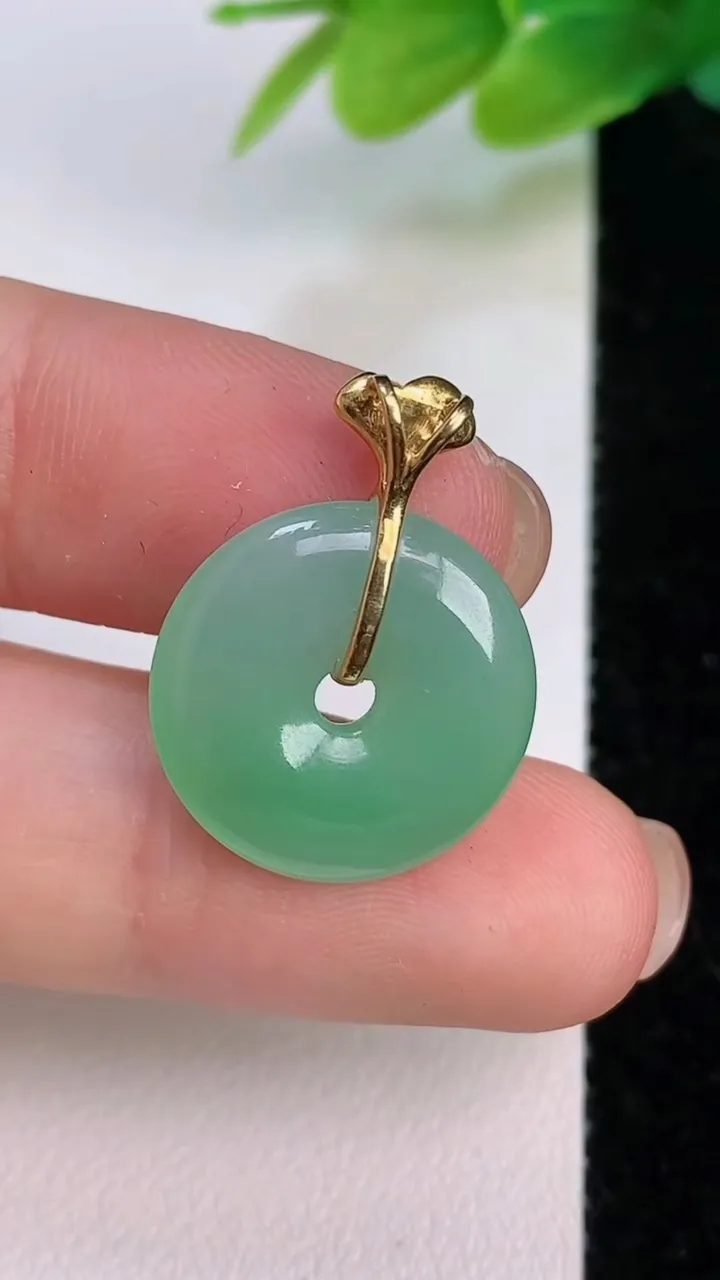 天然A货翡翠平安扣吊坠，尺寸17.2-3.6，重量:2.68g
7月19日