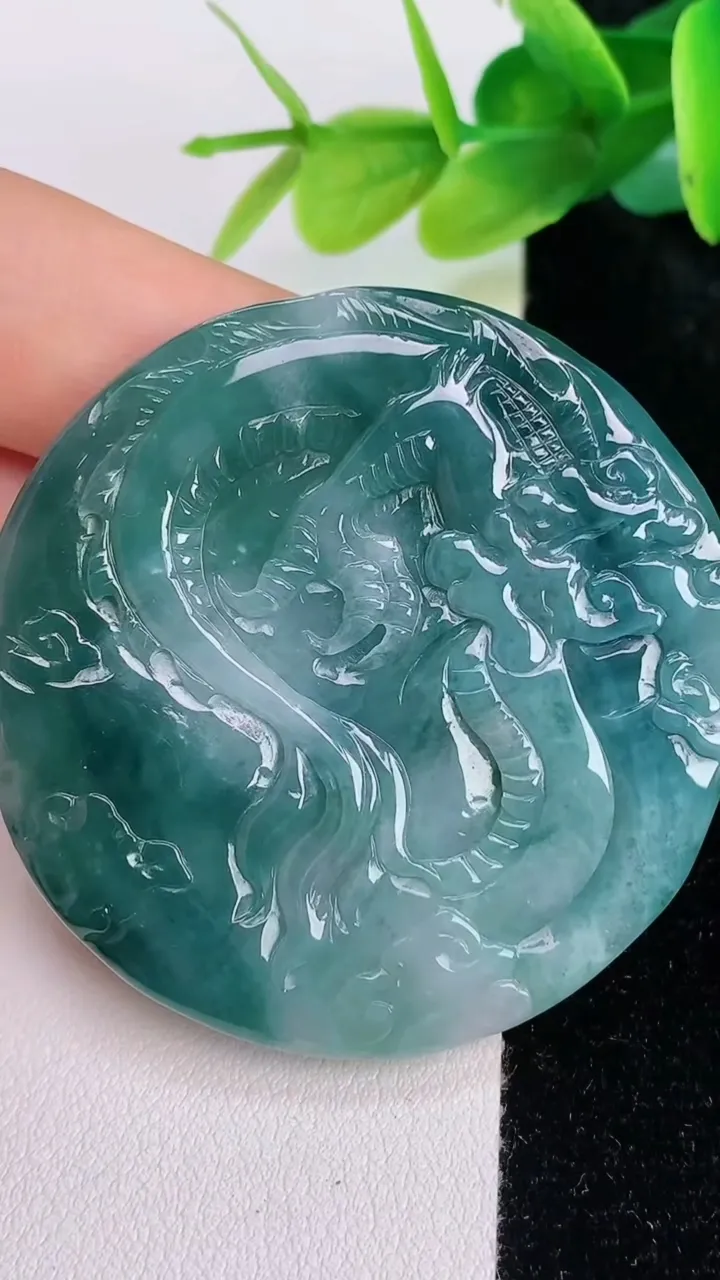天然A货翡翠飘花龙牌吊坠，尺寸48-9.5，重量:38.81g
7月19日