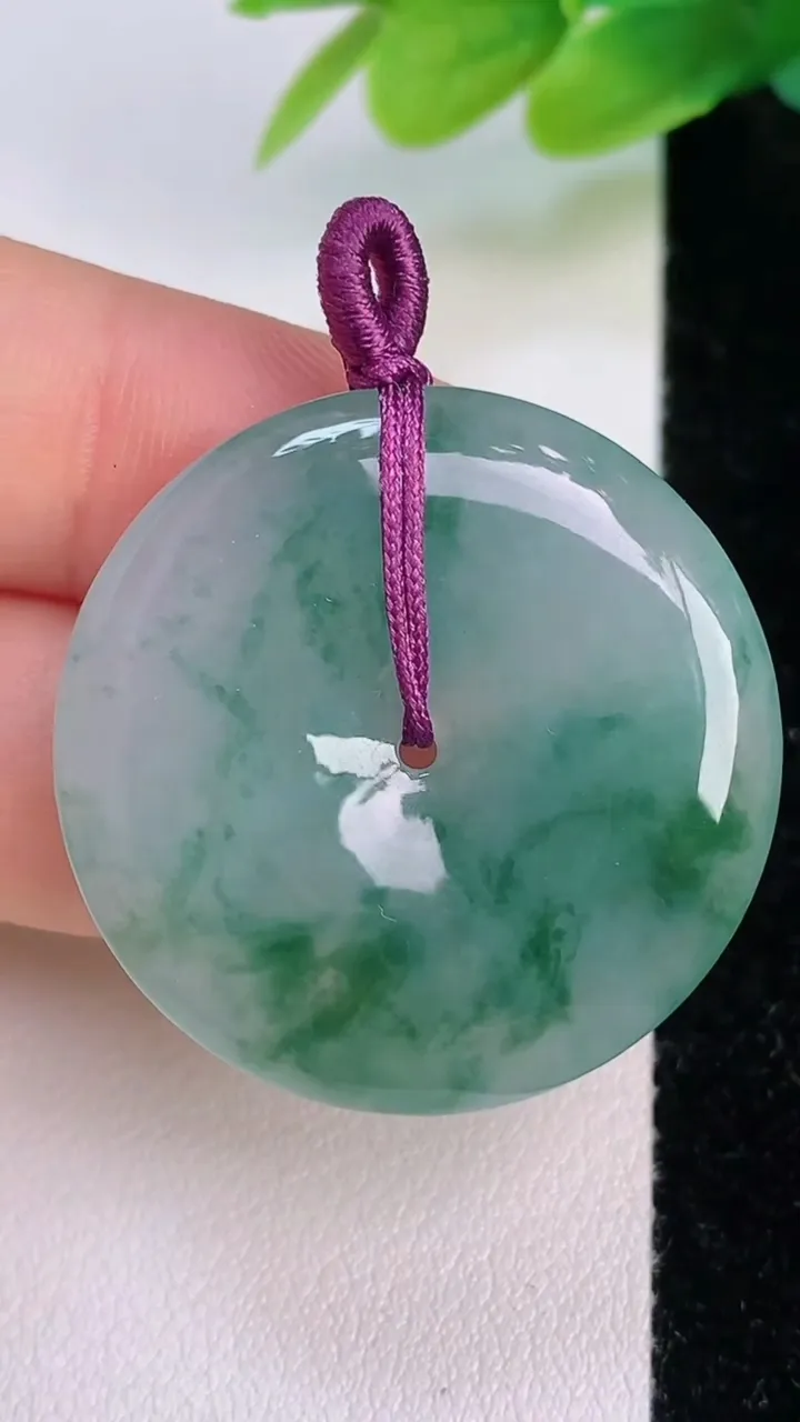天然A货翡翠飘花平安扣吊坠，尺寸31.7-5.3，重量:11.62g
7月19日