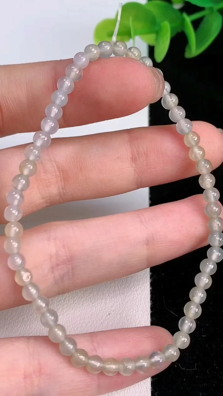 天然A货翡翠白冰小米珠手串53颗，尺寸3.8，重:4.66g7月19日
工厂直销收藏佳品,种好水足，