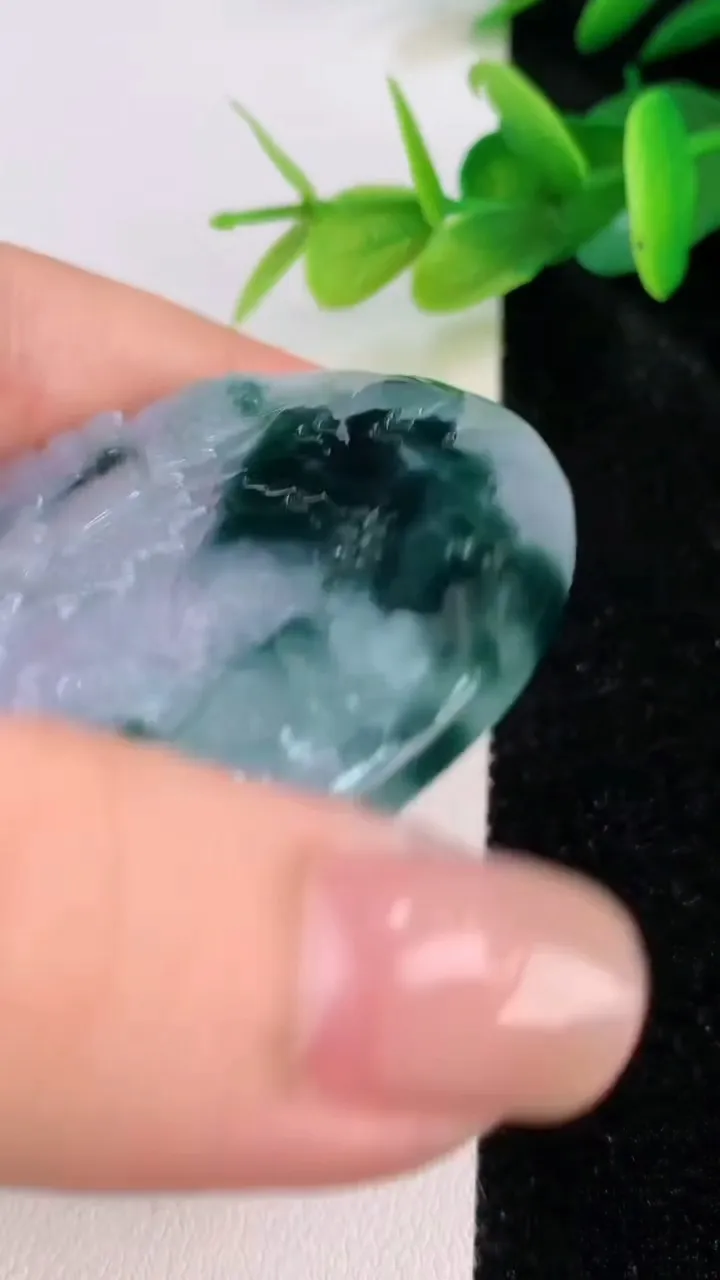 天然A货翡翠牌吊坠，尺寸47.2-15.7，重量:38.65g
7月19日