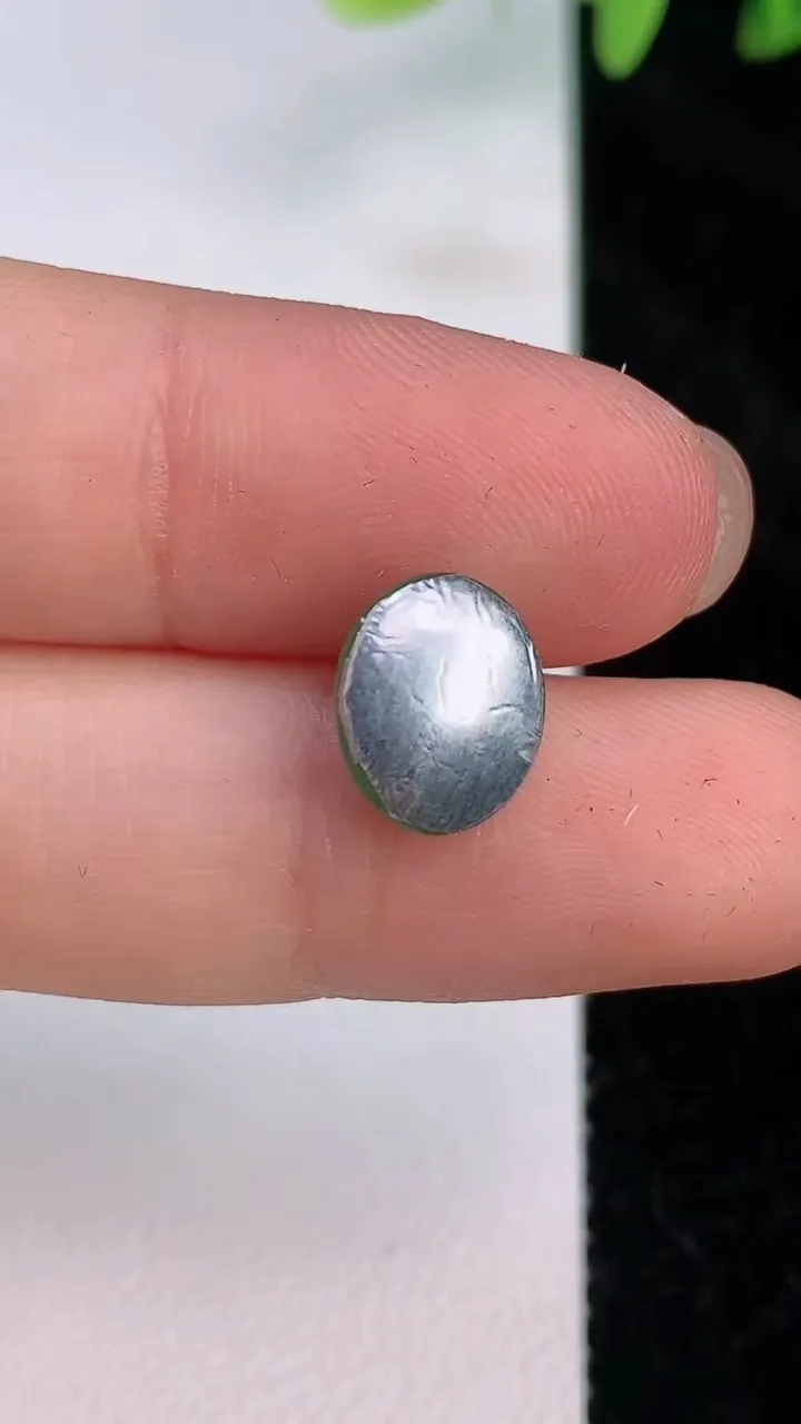 天然A货翡翠蛋面镶嵌件，尺寸10.2-8.5-5，重:0.70g
7月19日