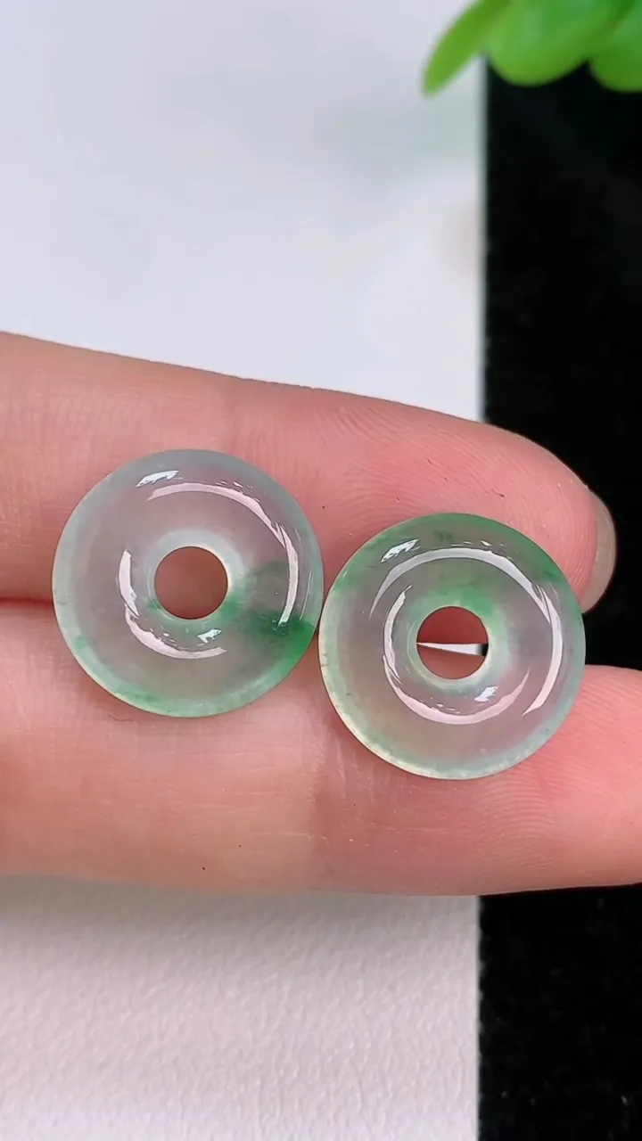 天然A货翡翠平安环吊坠一对，尺寸15-3，重量:2.55g
7月19日