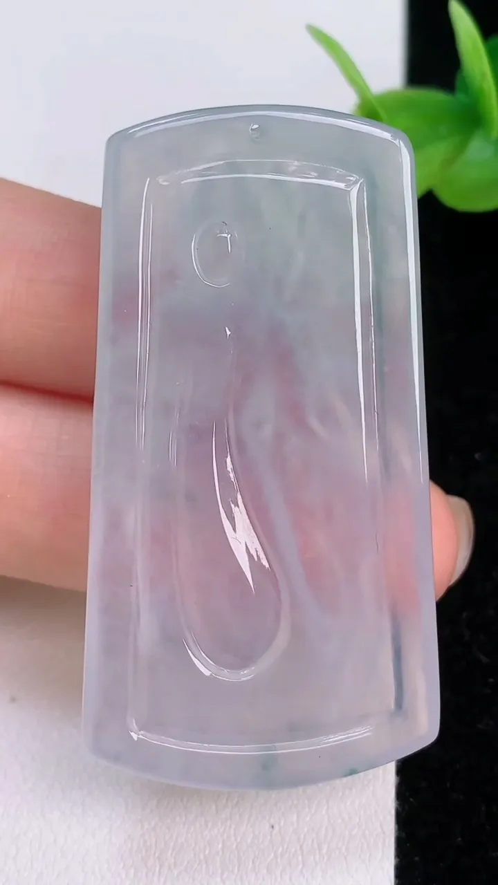 天然A货翡翠冰种飘花观音菩萨吊坠，尺寸51.3-27.3-5.8，重量:18.15g
7月19日