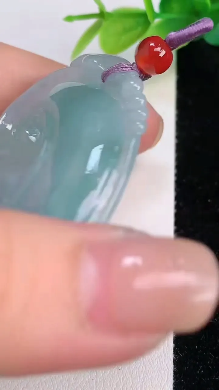 天然A货翡翠飘花如意吊坠，尺寸54-42.4-6，重量:25.10g
7月19日
