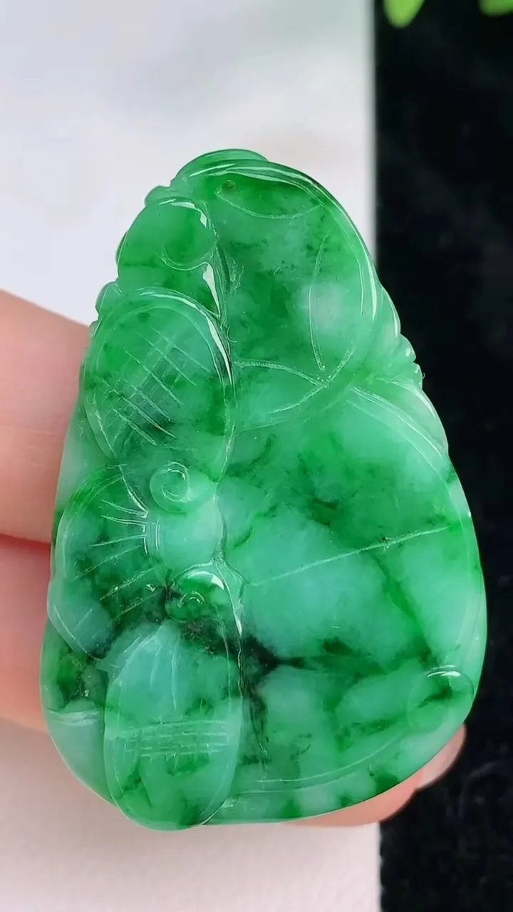 天然A货翡翠荷叶鱼吊坠，尺寸45.3-30-7.8，重:18.19g
7月19日