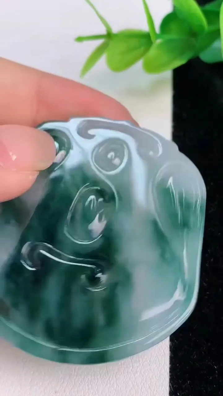 天然A货翡翠飘花观音菩萨吊坠，尺寸50-47.3-5.7，重量:25.67g
7月19日