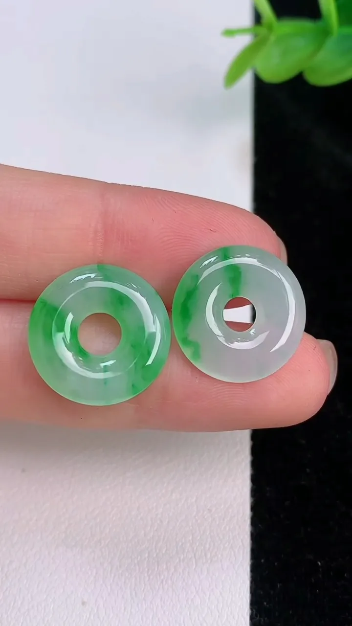 天然A货翡翠平安环吊坠一对，尺寸16.5-3，重量:3.38g
7月19日