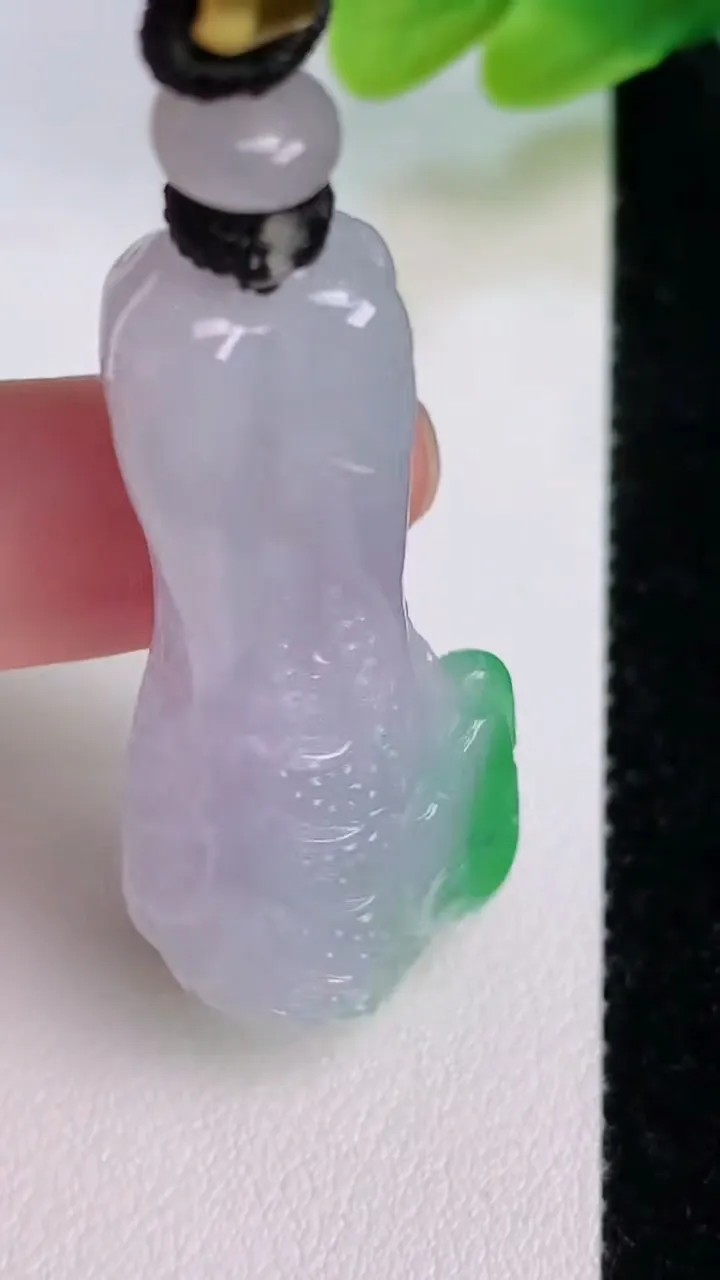 天然A货翡翠白菜吊坠，尺寸42.4-20.7-10.6，重量:17.90g
7月19日