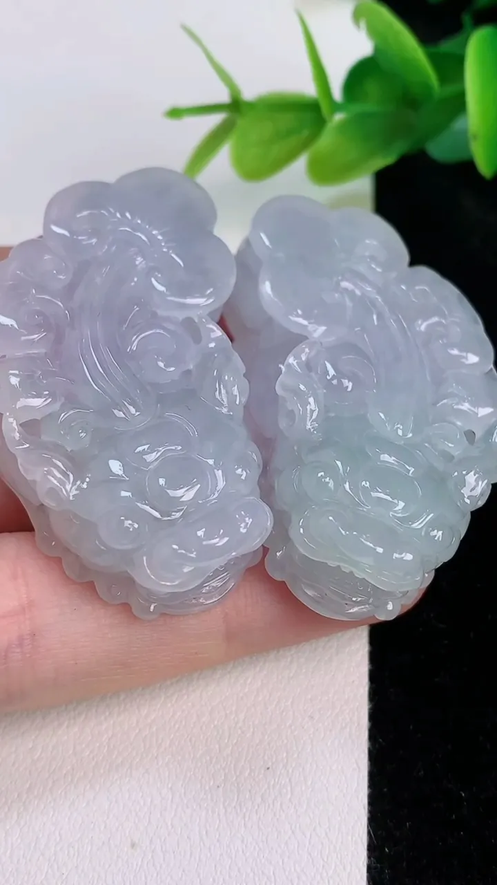 天然A货翡翠紫罗兰貔貅吊坠一对，尺寸46-24.7-12.8，重量:64.56g
7月19日