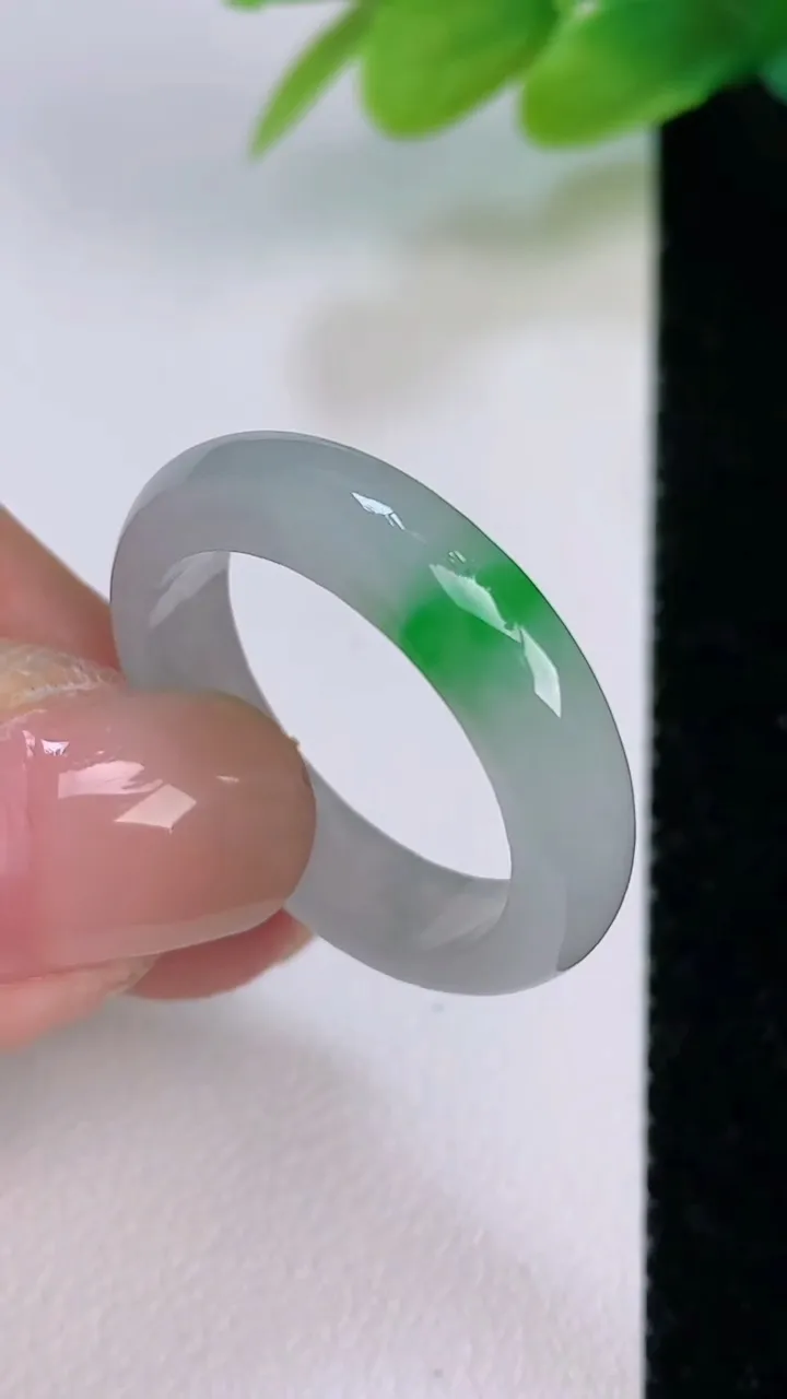 天然A货翡翠戒指指环，尺寸19.8-5.3-3，重量:3.77g2025年7月19日
工厂直销收藏佳