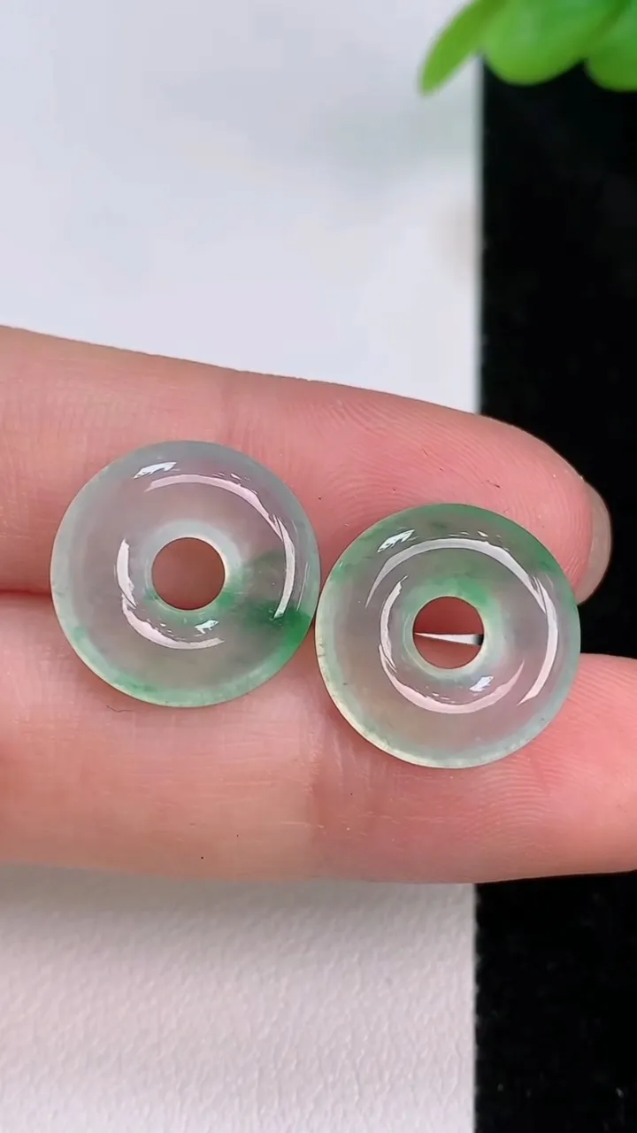 天然A货翡翠平安环吊坠一对，尺寸15-3，重量:2.55g
7月19日