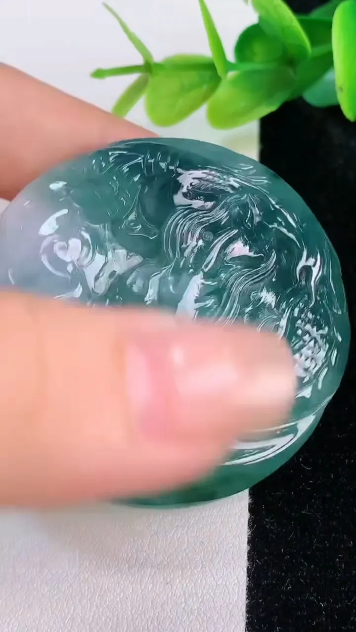 天然A货翡翠飘花龙牌吊坠，尺寸48-9.5，重量:38.81g
7月19日