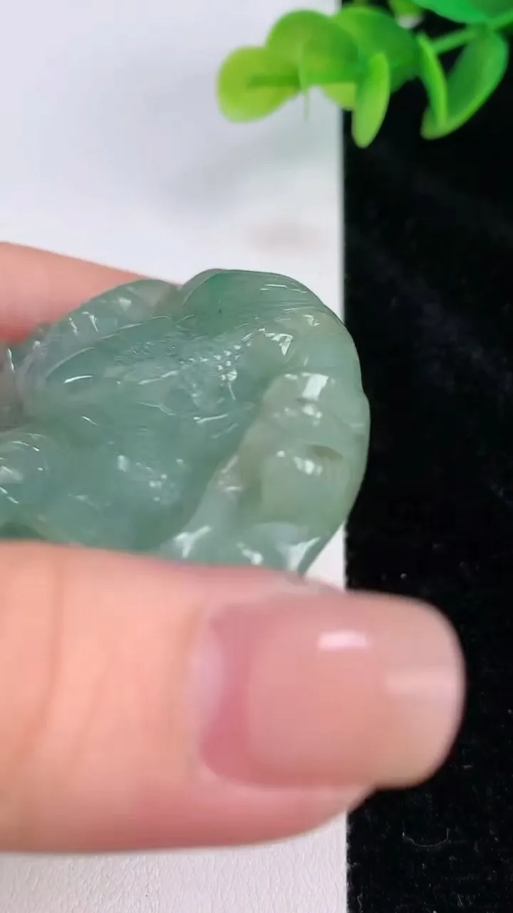 天然A货翡翠龙牌吊坠，尺寸53.3-53.9-16.2，重:67.29g
7月19日