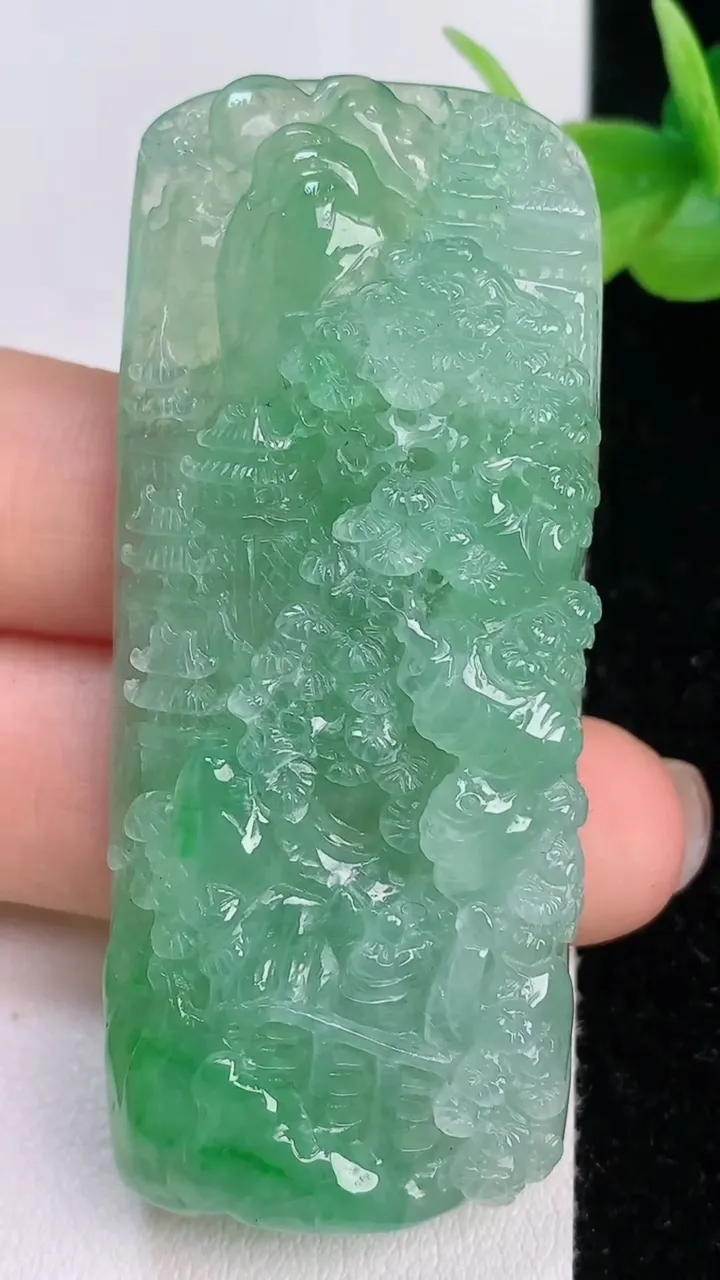 天然A货翡翠山水牌吊坠，尺寸61.4-26-10，重量:36.00g
7月19日