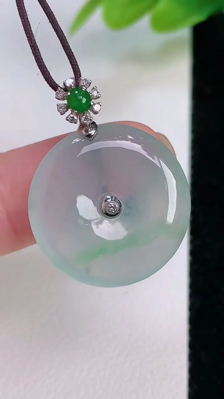 天然A货翡翠平安扣吊坠，尺寸20.4-3.4，重量:3.50g
7月19日