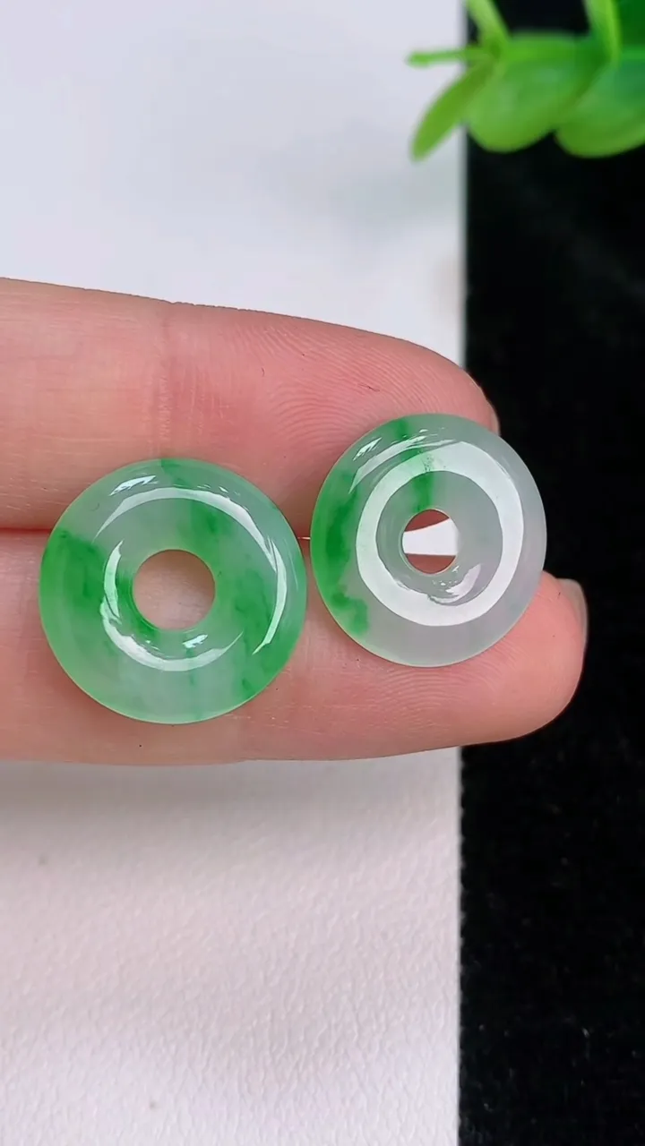 天然A货翡翠平安环吊坠一对，尺寸16.5-3，重量:3.38g
7月19日