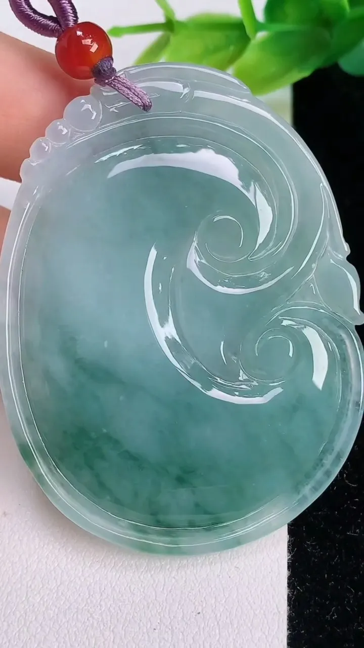 天然A货翡翠飘花如意吊坠，尺寸54-42.4-6，重量:25.10g
7月19日