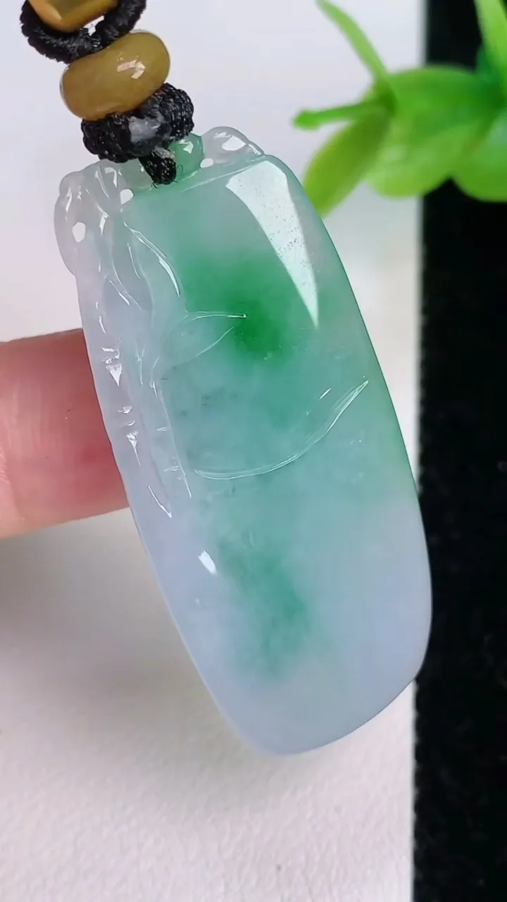 天然A货翡翠节节高升 竹节吊坠，尺寸43.6-19-6.6，重量:14.11g
7月19日