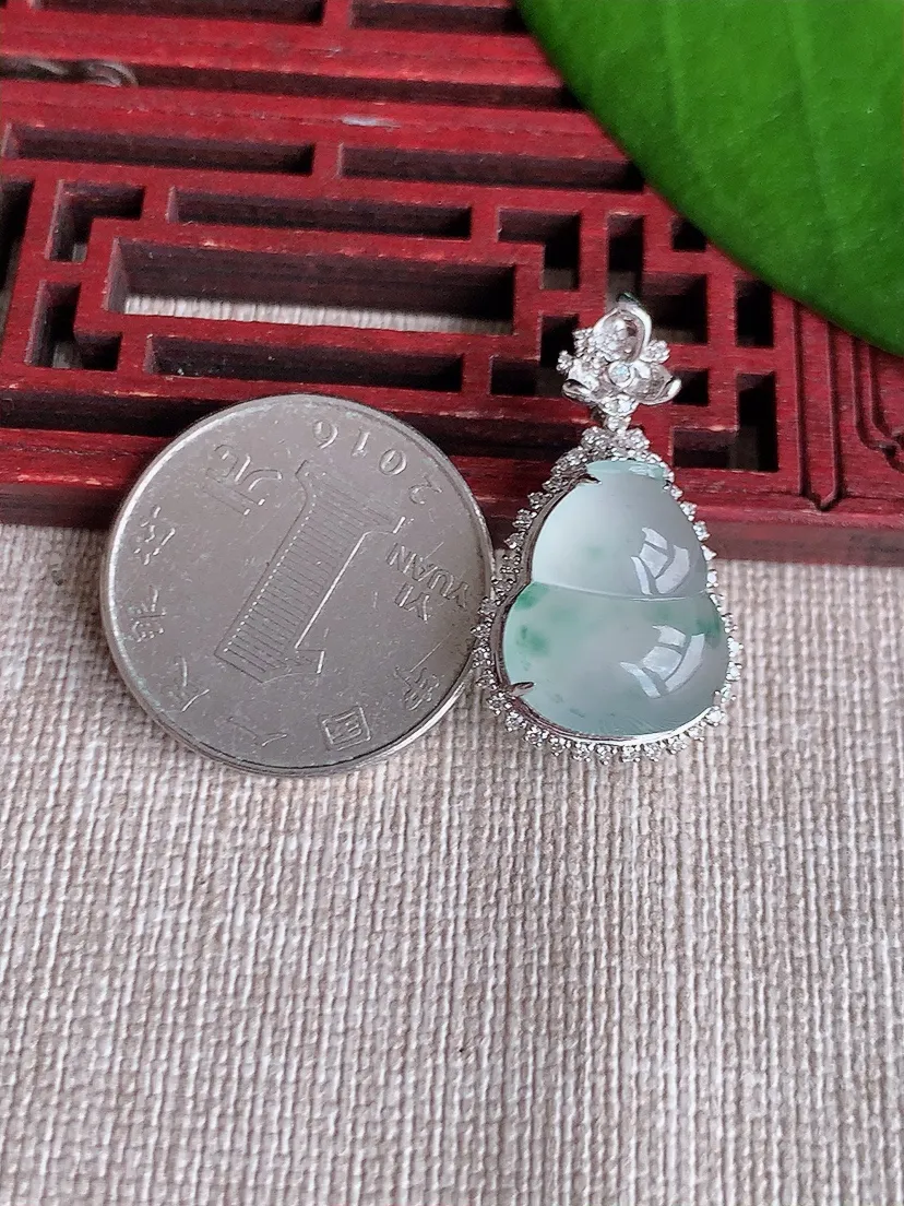 天然A货翡翠18K金伴飘花葫芦吊坠尺寸29.2×17×9.6裸石16.2×13.8m量3.90g 0719