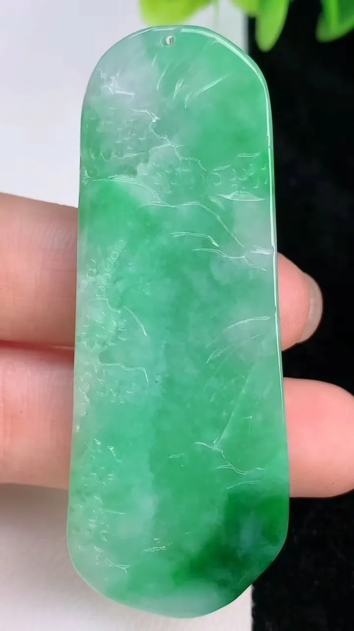 天然A货翡翠山水牌吊坠，尺寸62.2-24-5，重量:17.94g
7月20日