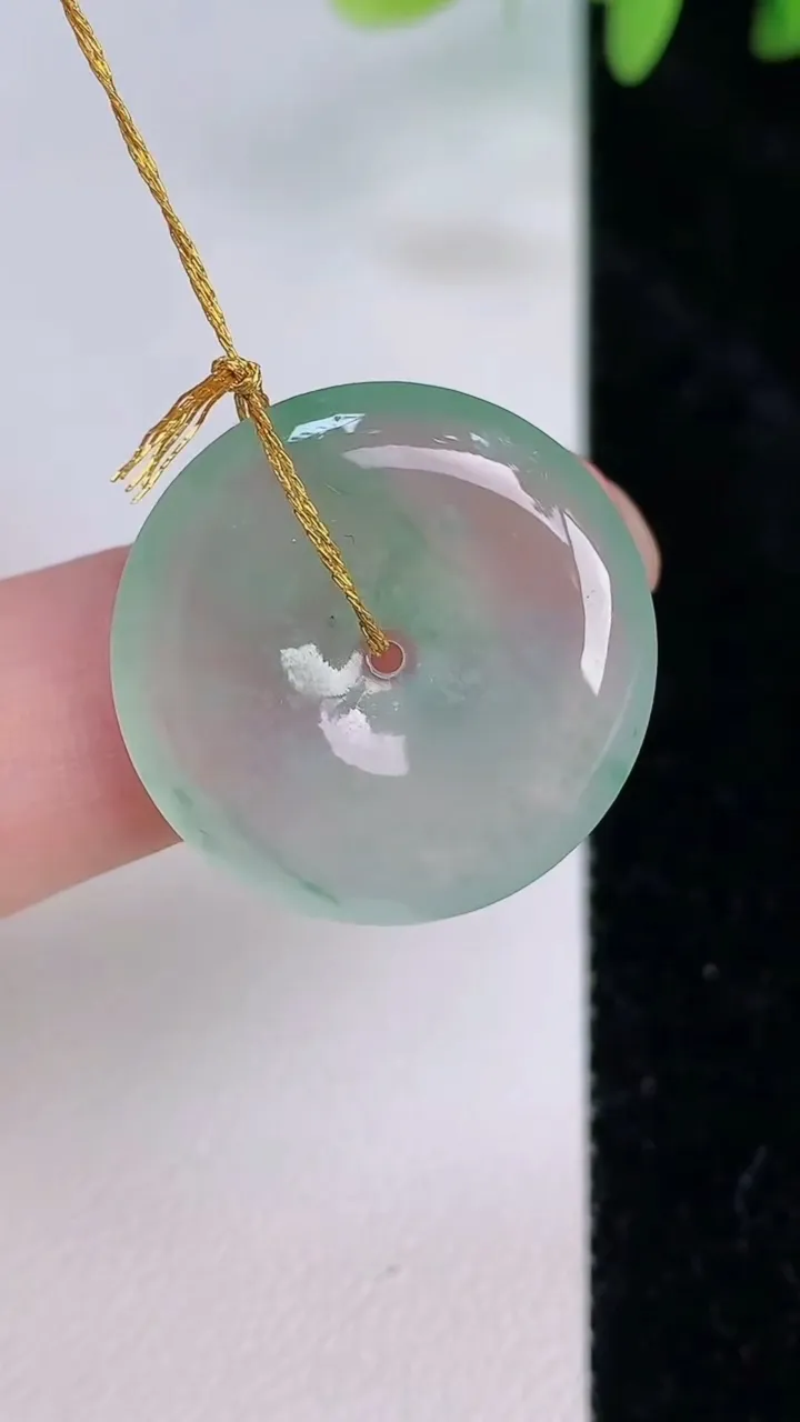 天然A货翡翠平安扣吊坠，尺寸22-4.3，重量:5.52g
7月20日