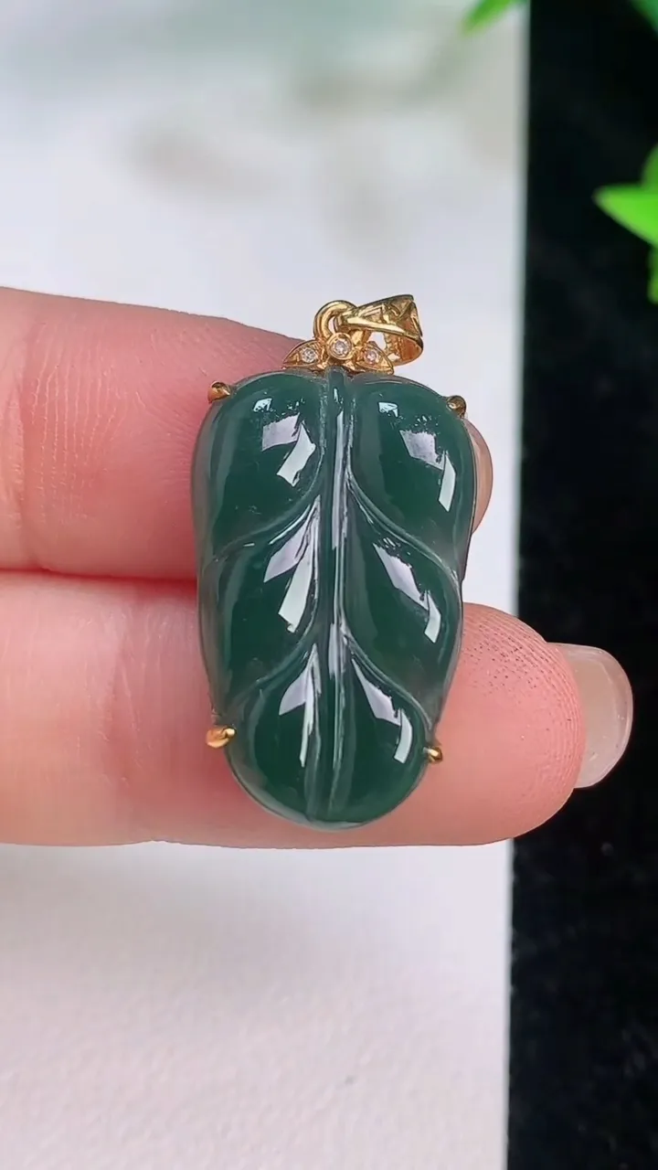 天然A货翡翠k金蓝水金枝玉叶 叶子吊坠，尺寸30-14.7-4.2，重:2.50g
7月20日