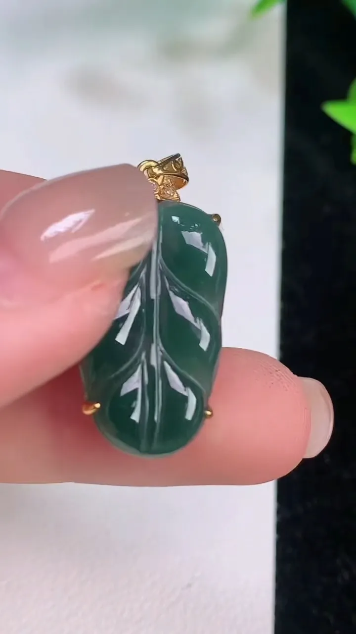 天然A货翡翠k金蓝水金枝玉叶 叶子吊坠，尺寸30-14.7-4.2，重:2.50g
7月20日