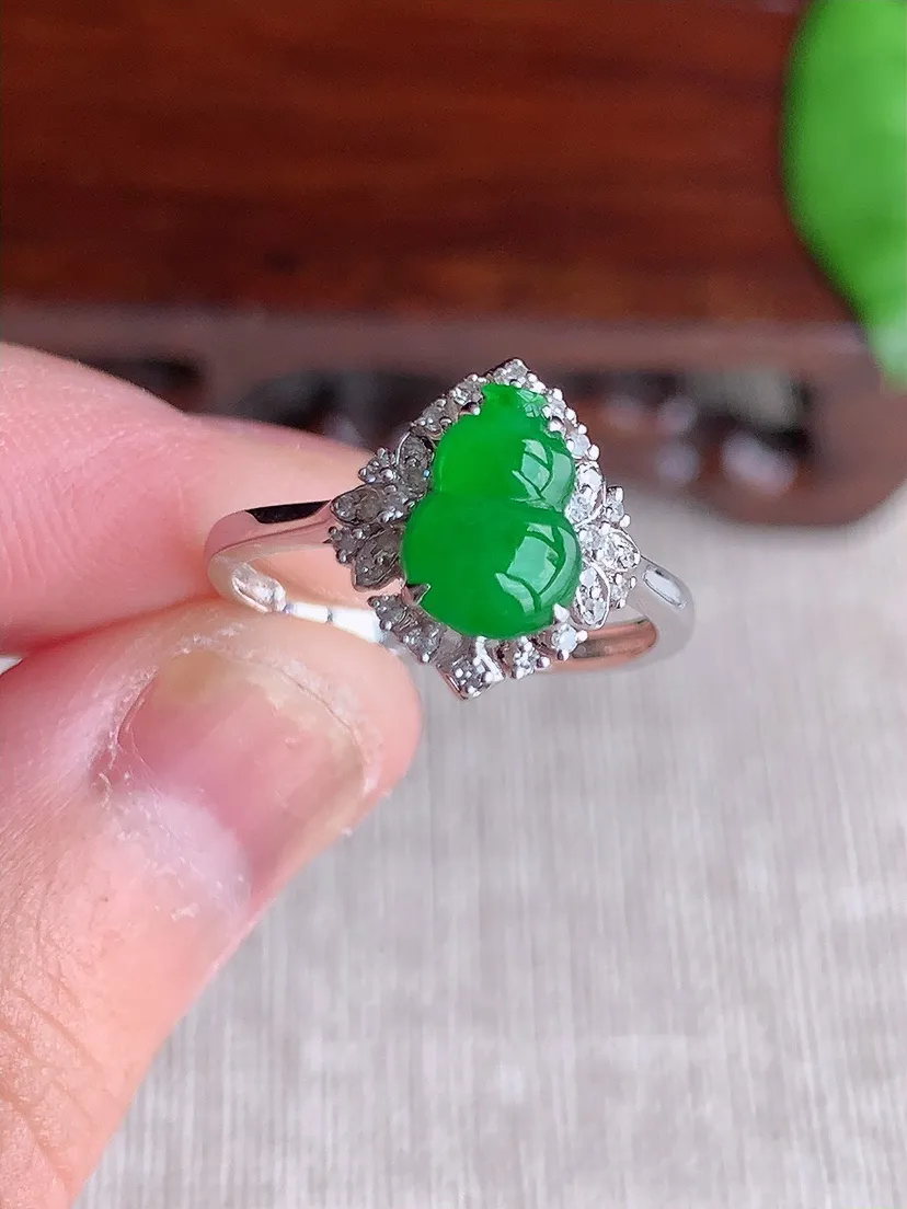 天然A货翡翠18K金伴钻镶嵌阳绿葫芦戒指 圈口17裸石尺寸8×5.8mm 重量2.10g 0719