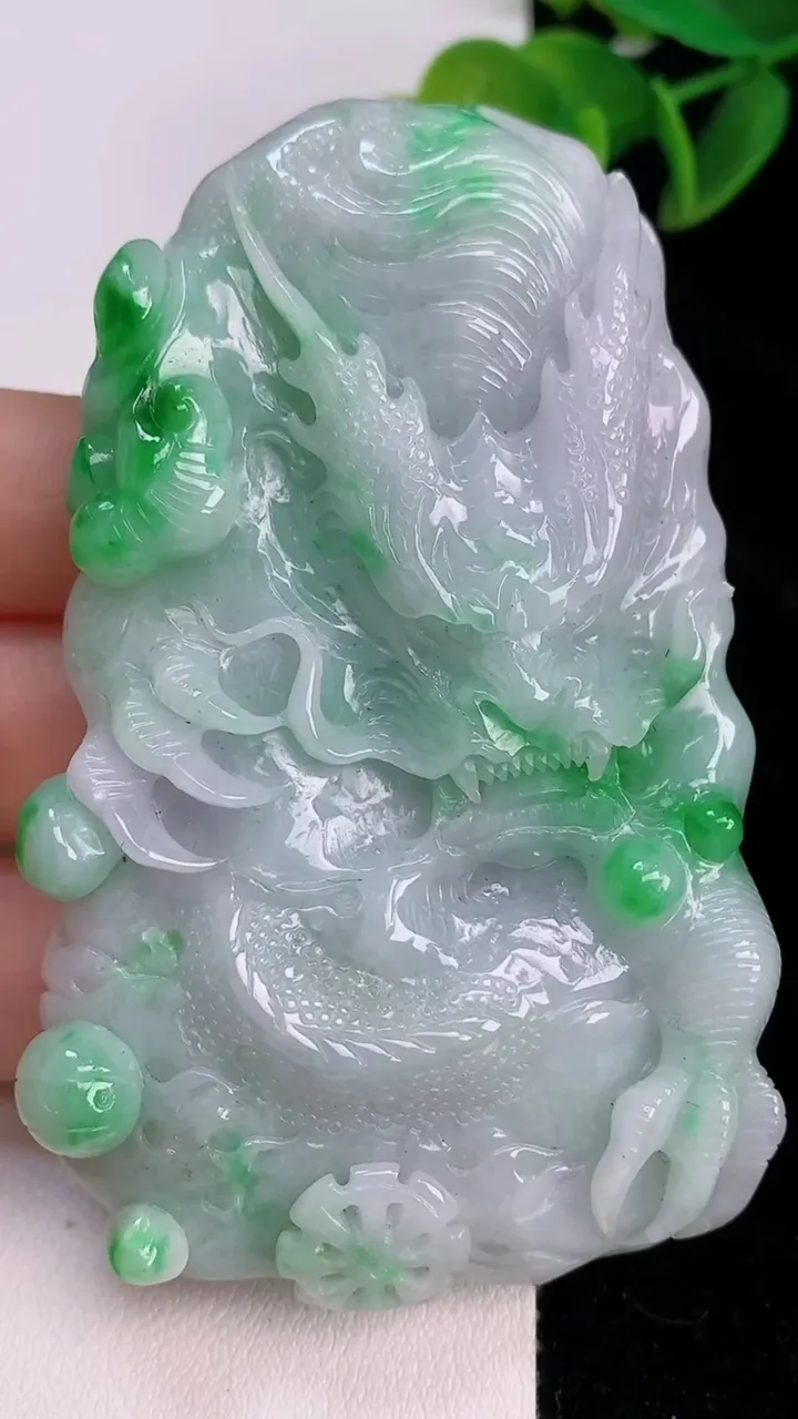 天然A货翡翠龙牌吊坠，尺寸78.6-46.6-12，重量:91.07g
7月20日