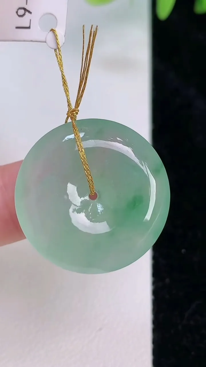 天然A货翡翠平安扣吊坠，尺寸23.8-5.6，重量:6.61g
7月20日