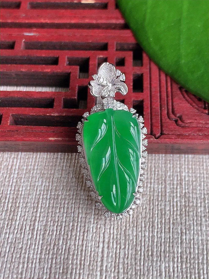 天然A货翡翠18K金伴阳绿叶子金枝玉叶吊坠尺寸32.6×14.7×9.7裸石21×11.4m量4.97g 0719