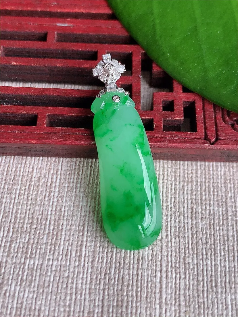 天然A货翡翠18K金伴飘阳绿福瓜吊坠尺寸39.4×31.5×11.2×4.5m量4.33g 0719