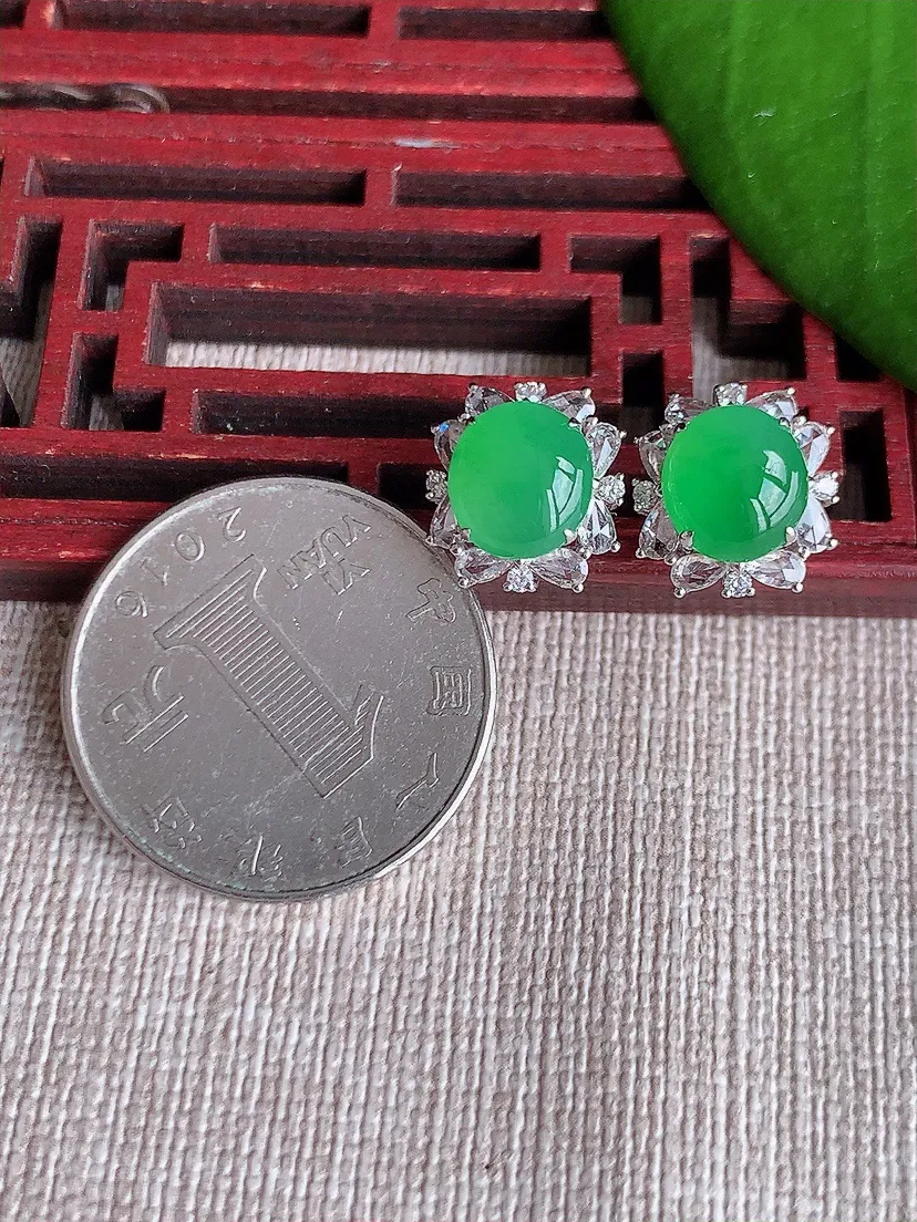 天然A货翡翠18K金伴钻镶嵌甜绿蛋面耳钉 尺寸8.4×7.4mm 重量3.10g 0719