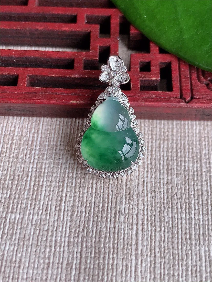 天然A货翡翠18K金伴飘花葫芦吊坠尺寸24.4×13.5×9裸石14×11m量3.58g 0719