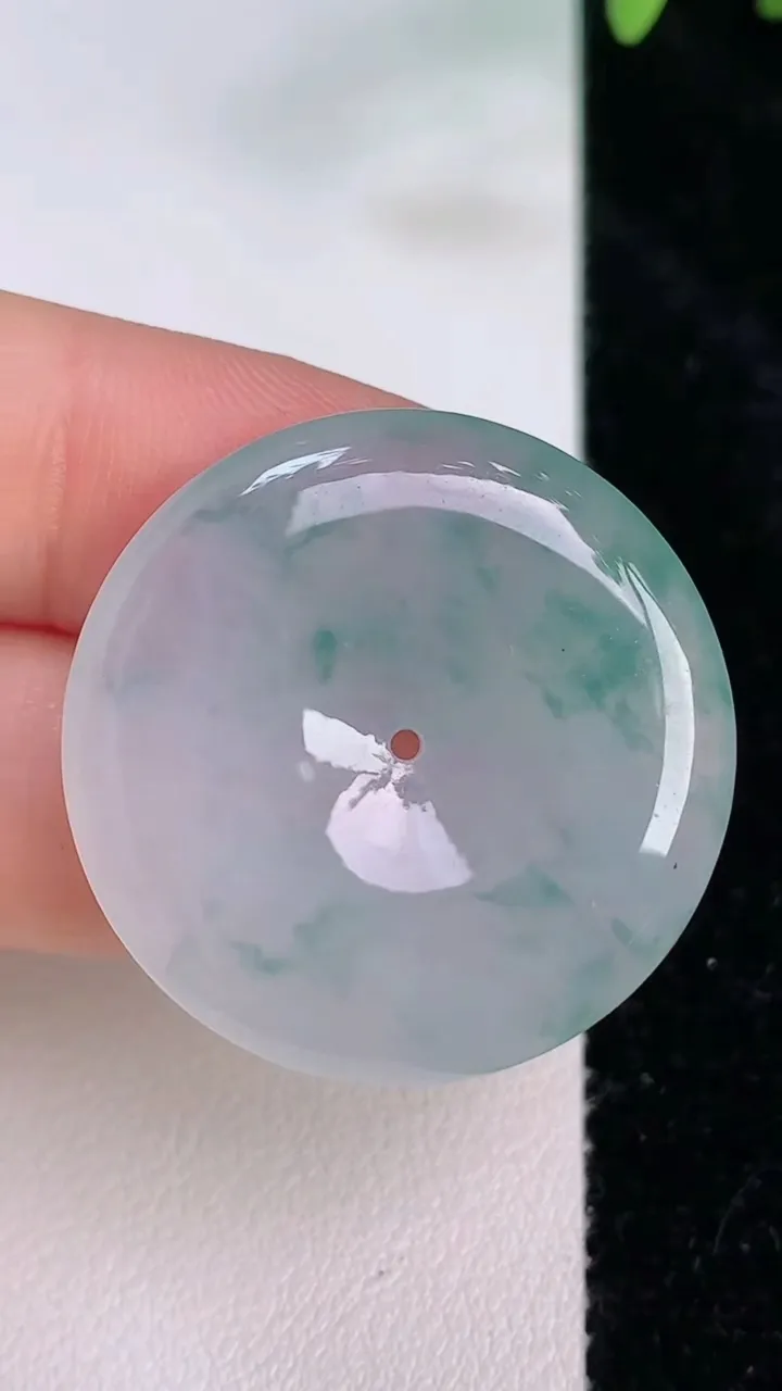 天然A货翡翠冰种飘花平安扣吊坠，尺寸30.2-5，重量:10.16g
7月20日