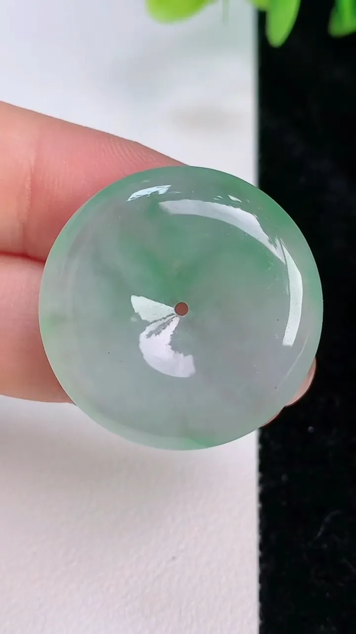 天然A货翡翠平安扣吊坠，尺寸28.4-5.3，重量:8.90g
7月20日