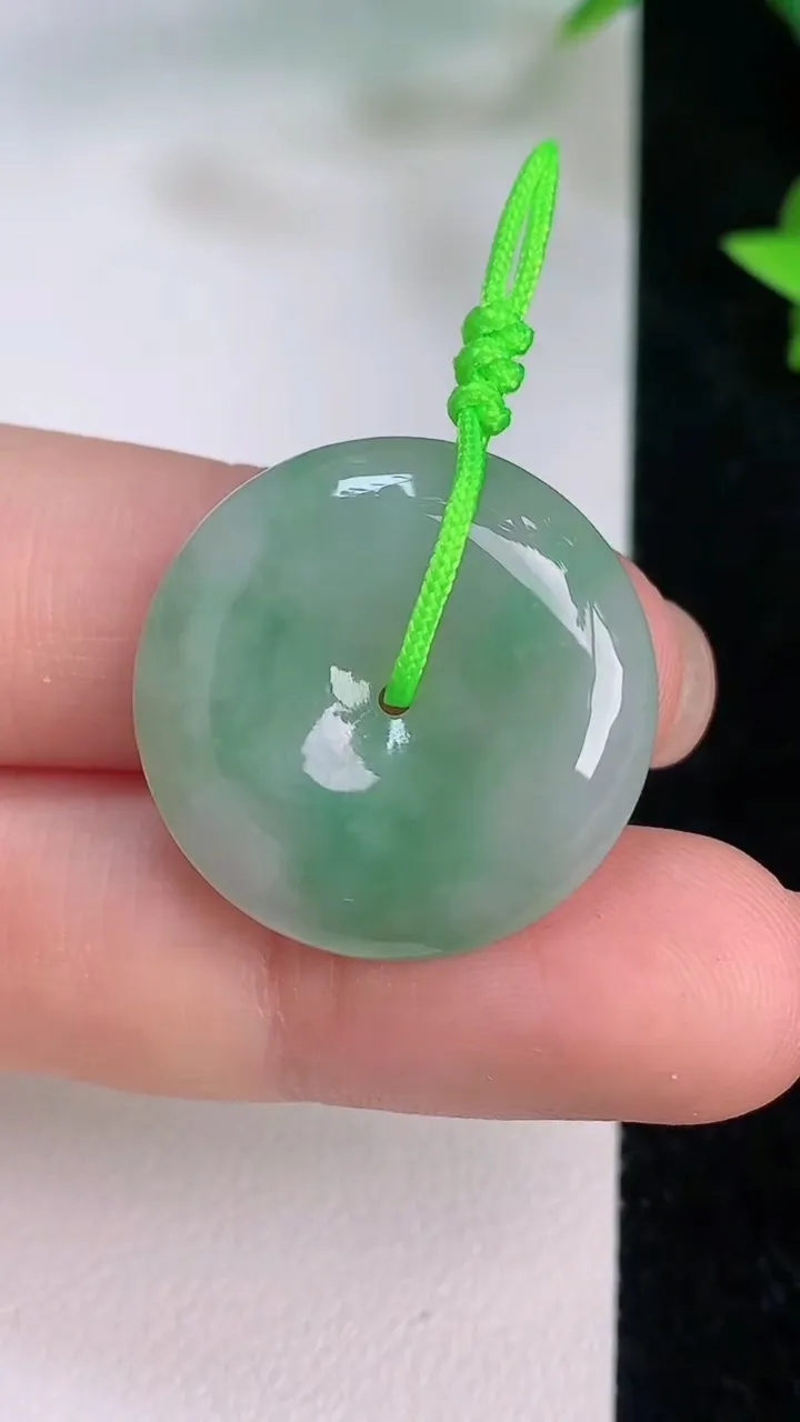 天然A货翡翠平安扣吊坠，尺寸23-5.4，重量:5.86g
7月20日