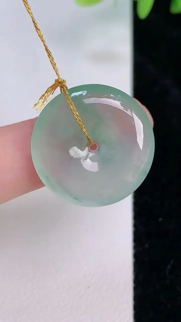天然A货翡翠平安扣吊坠，尺寸22-4.3，重量:5.52g
7月20日